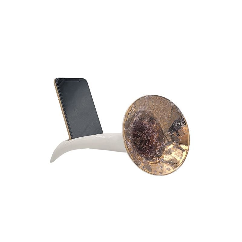 Ceramic smartphone amplifier in glossy white and gold shaped like an old fashioned gramophone